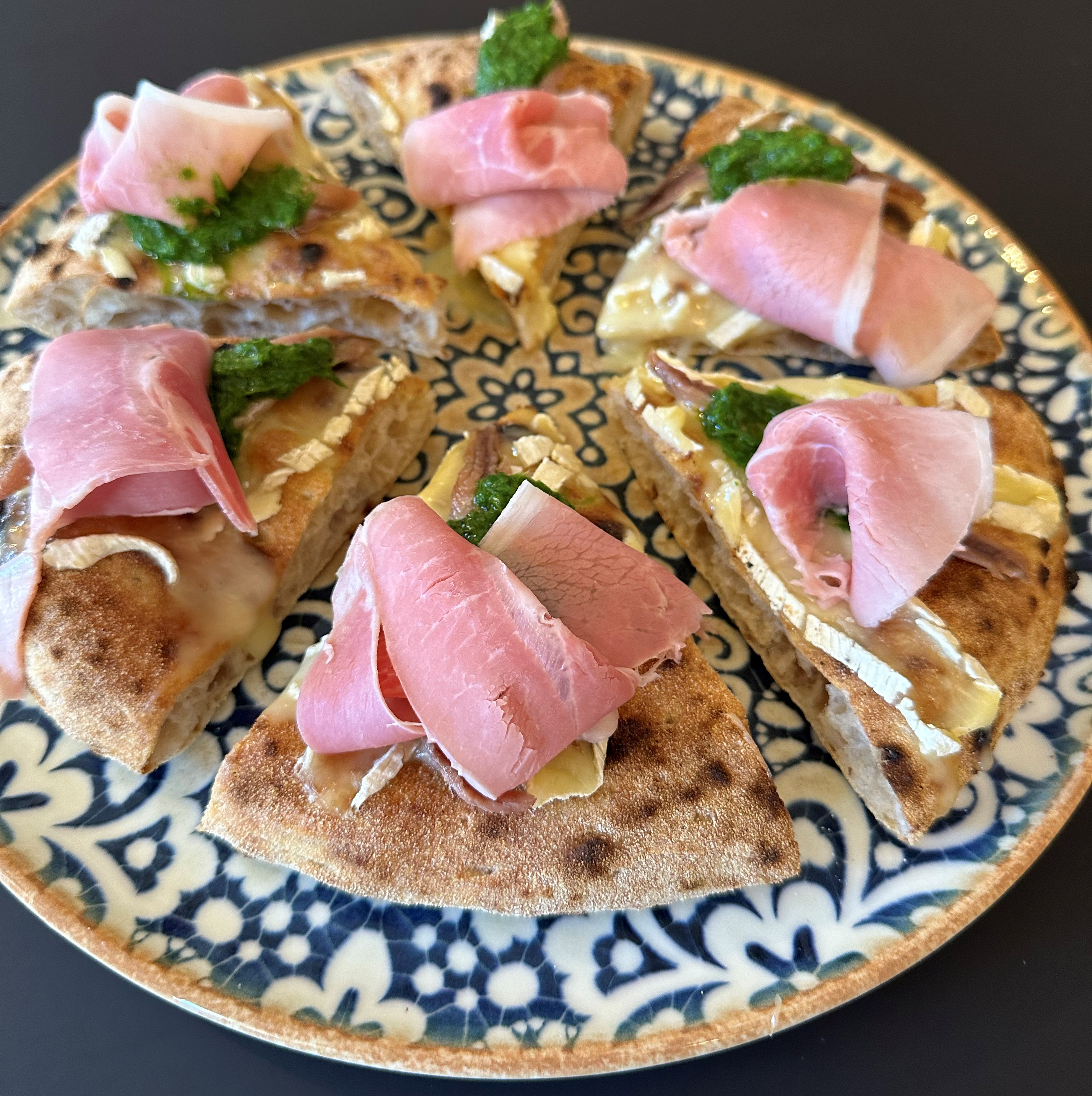 Focaccia con tomino di Melle e prosciutto cotto alta qualità