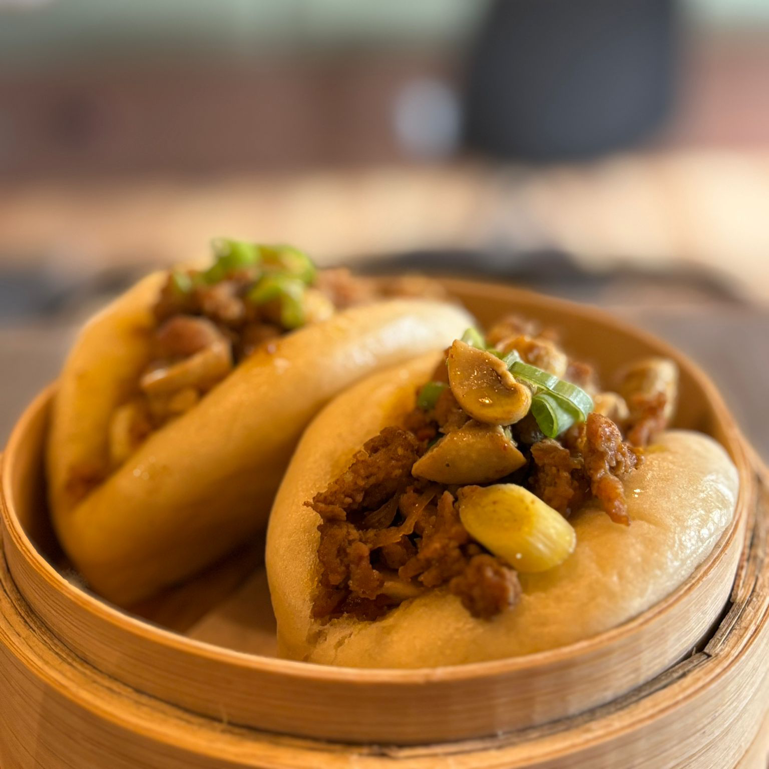 BAO con curry di salsiccia e funghi