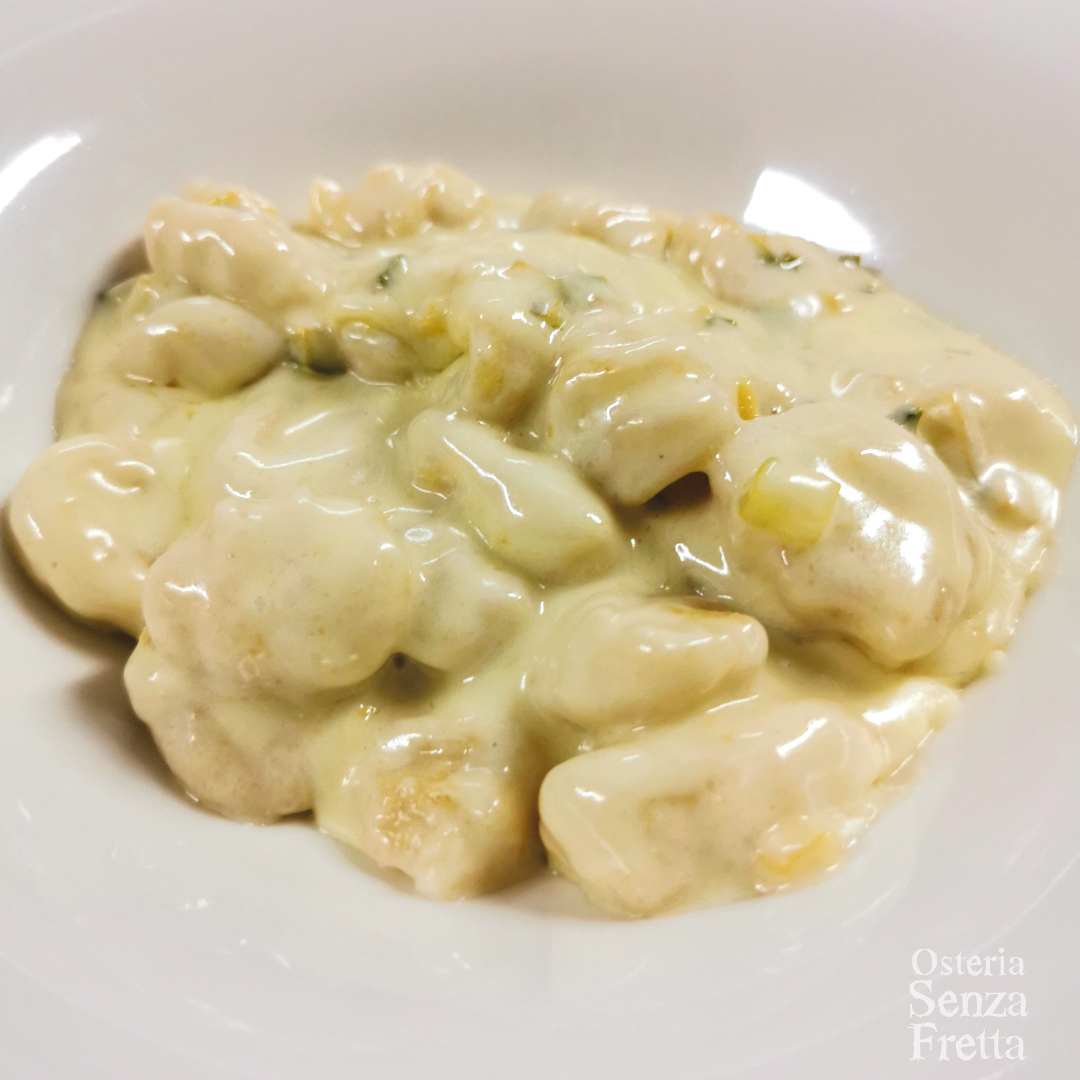 Gnocchi di patate di montagna con zucchine novelle e Castelmagno DOP del Ristorante Senza fretta per il CMF