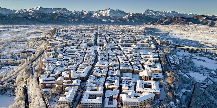 Panorama invernale con la città di Cuneo innevata ripresa dall'alto