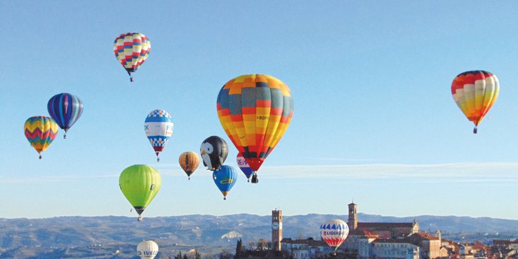 Mongolfiere in volo sulla città di Mondovì