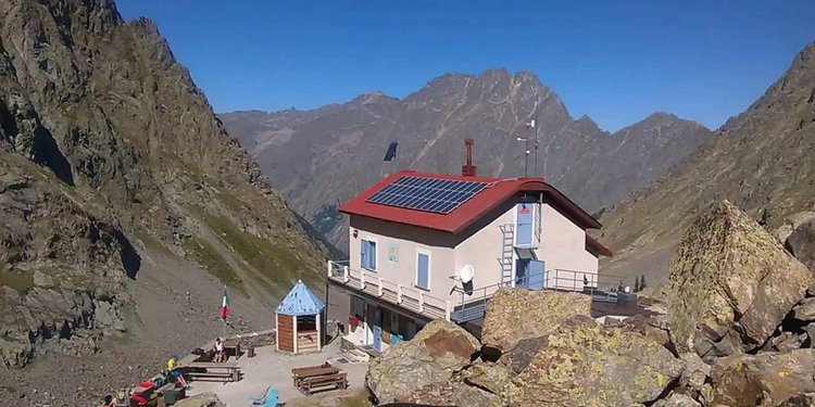 Immagine di rifugio alpino con avventori